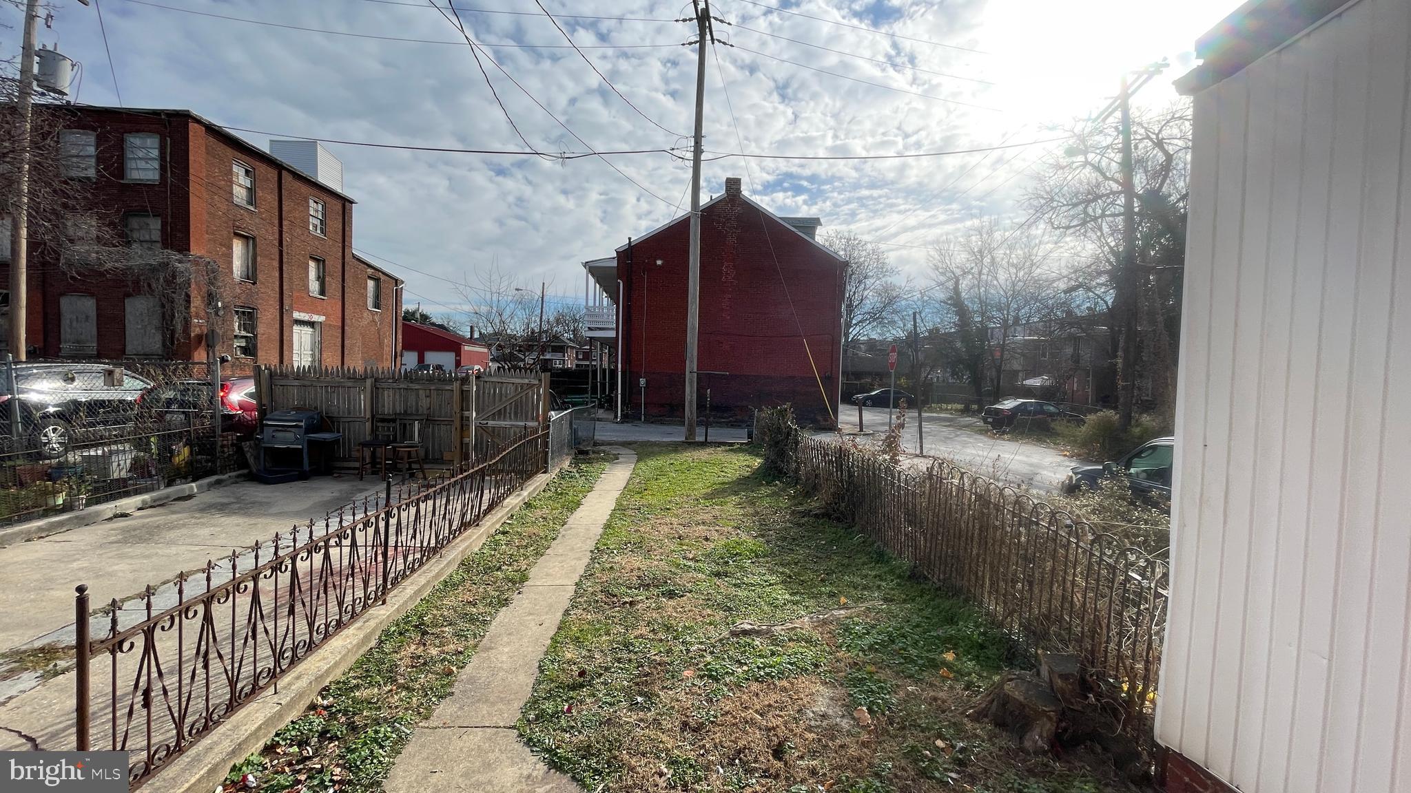 220 E COTTAGE PLACE