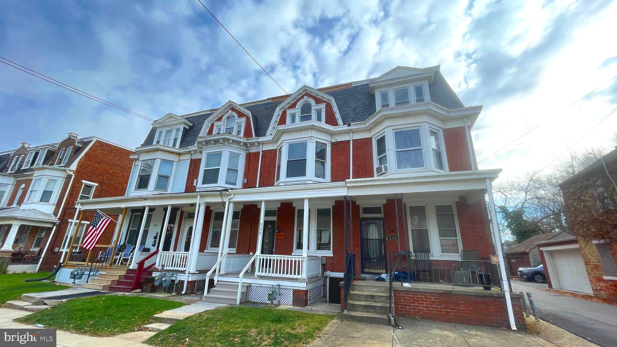220 E COTTAGE PLACE