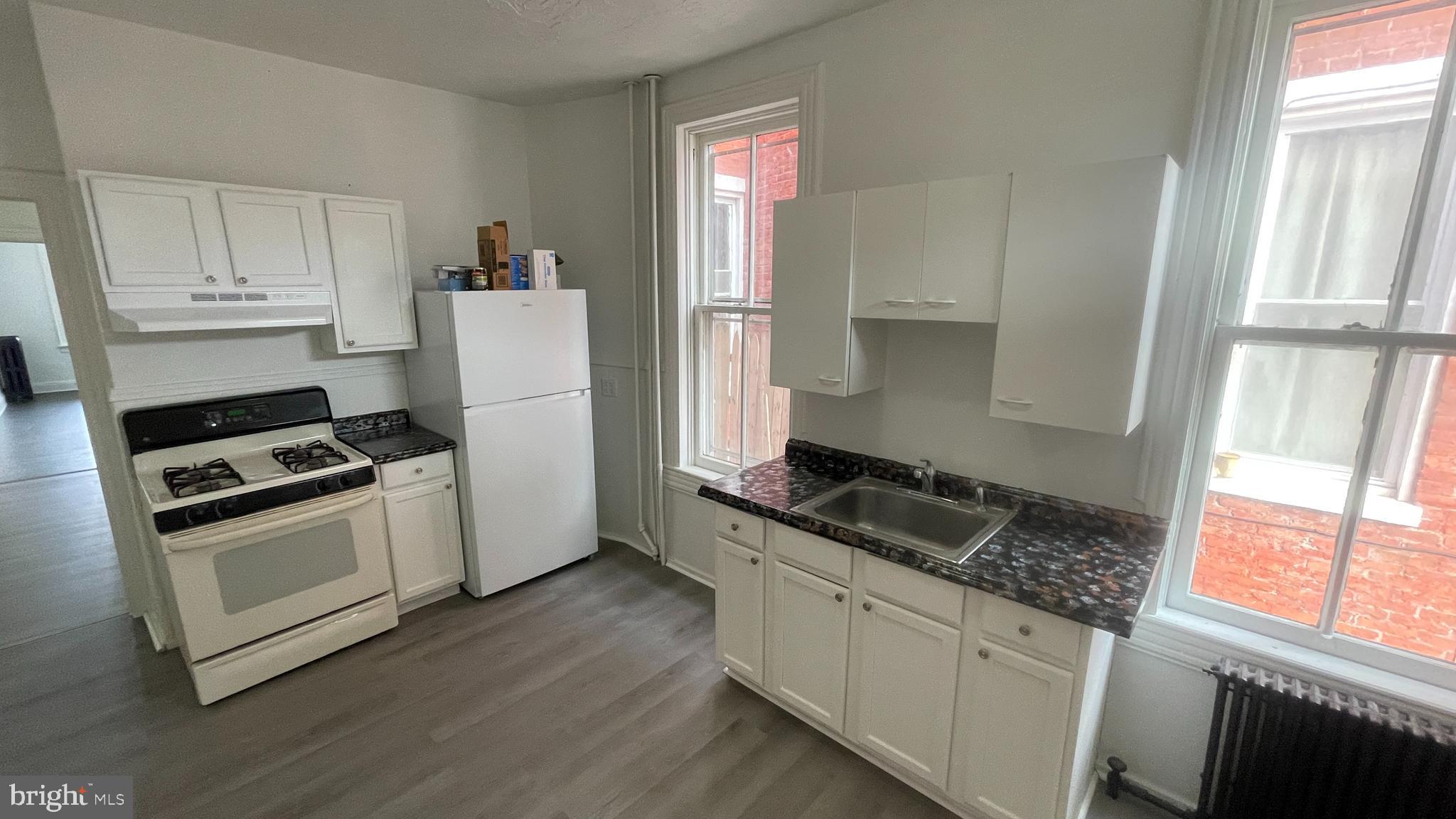 220 E COTTAGE PLACE