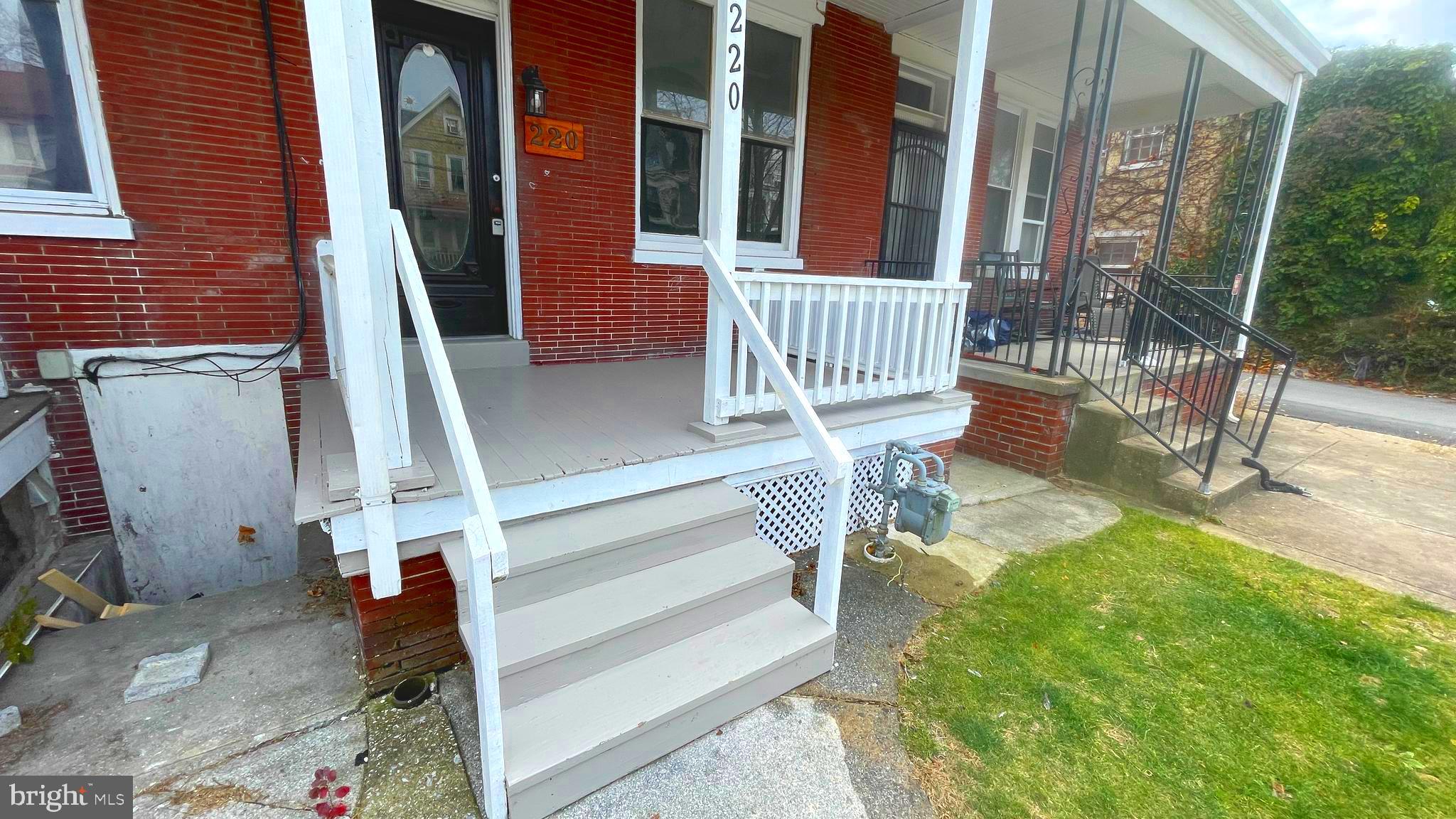 220 E COTTAGE PLACE