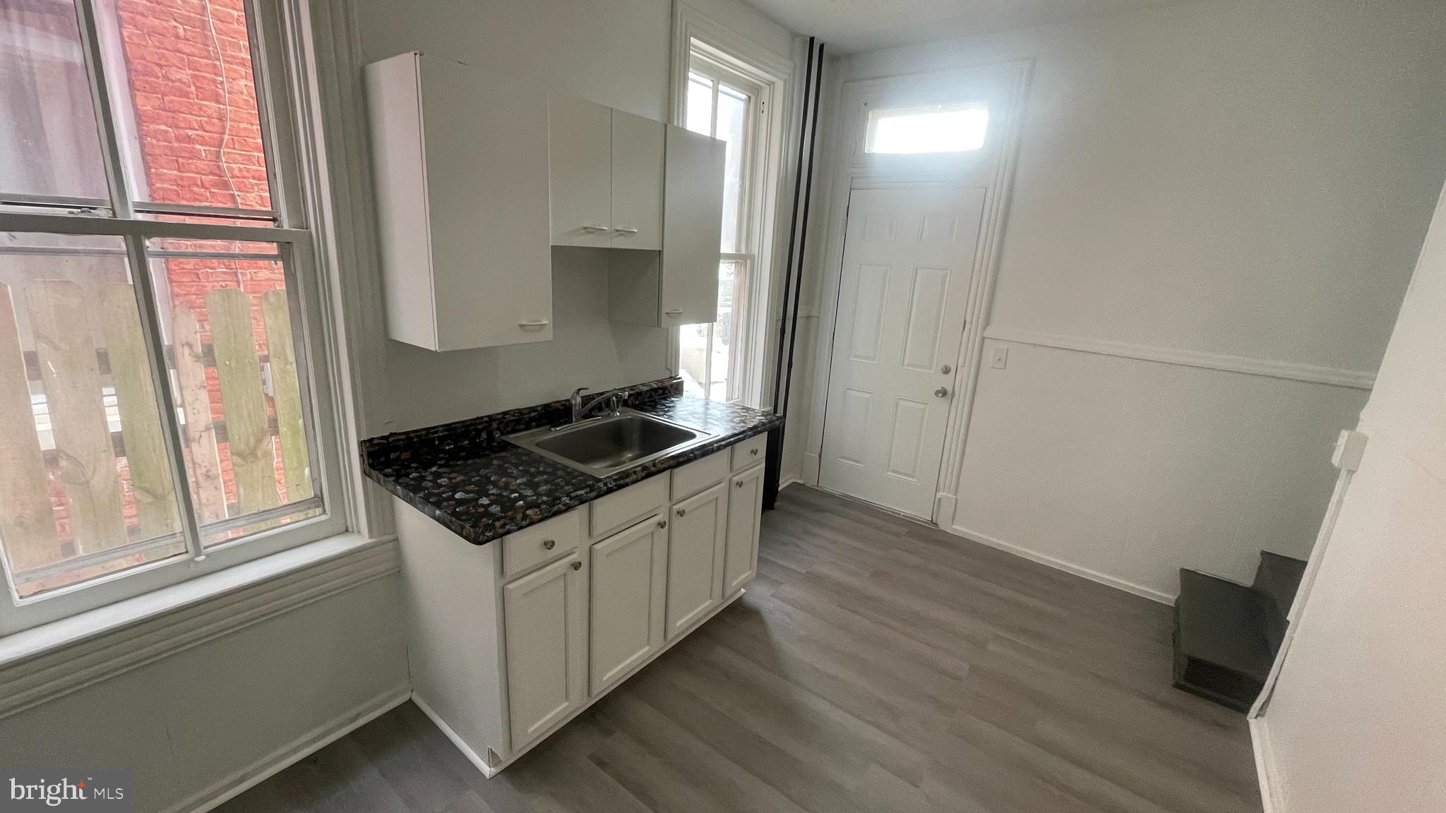 220 E COTTAGE PLACE