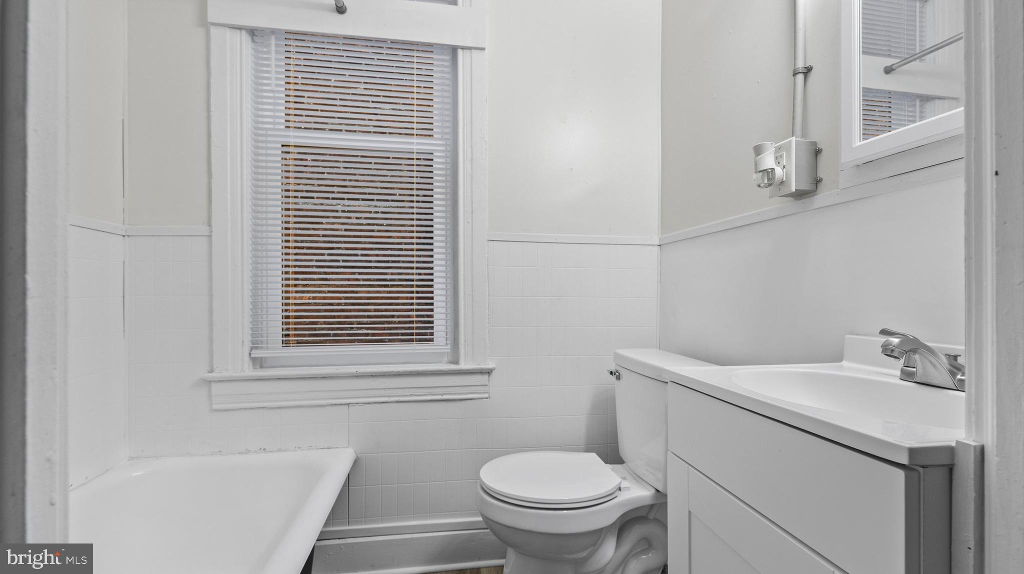 1121 W POPLAR STREET