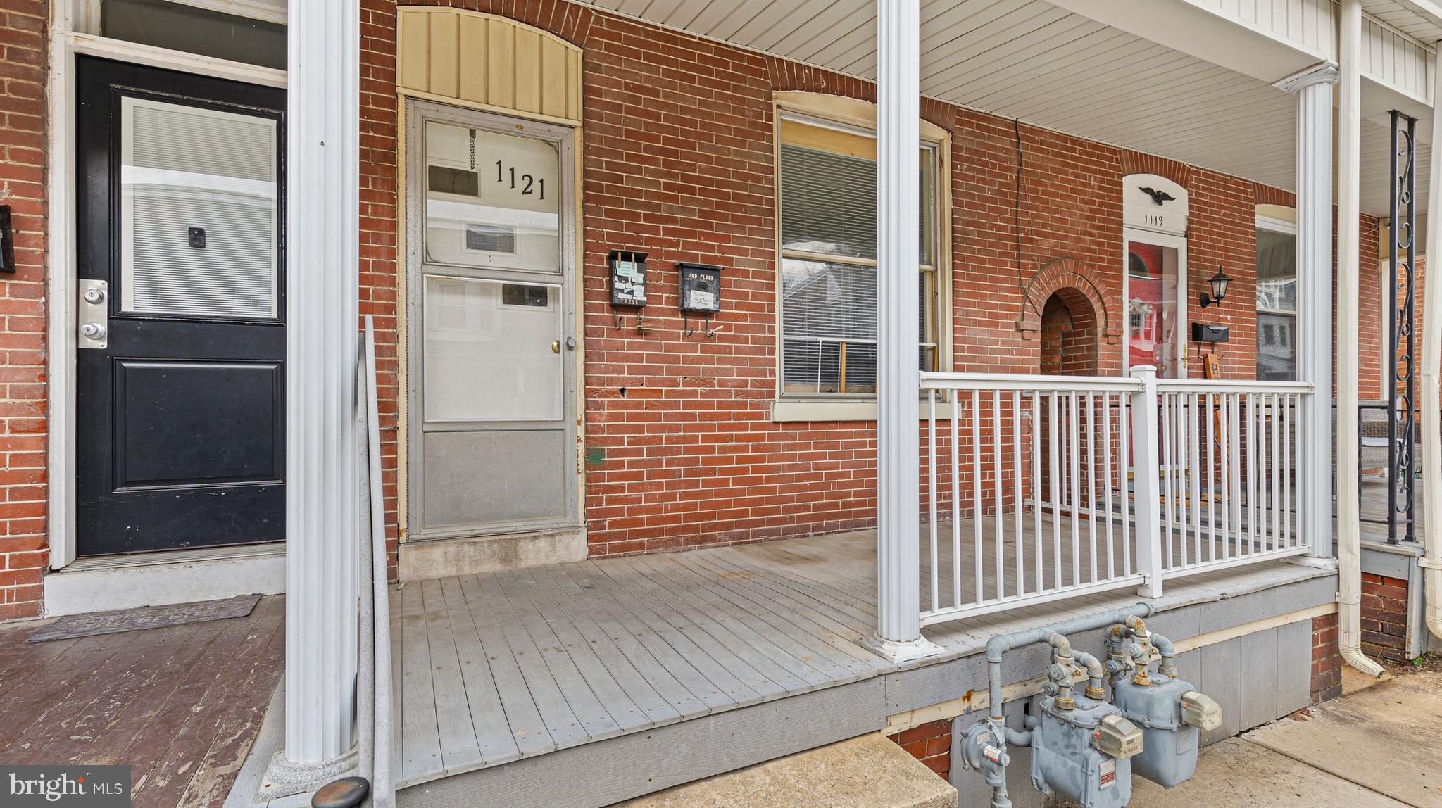 1121 W POPLAR STREET