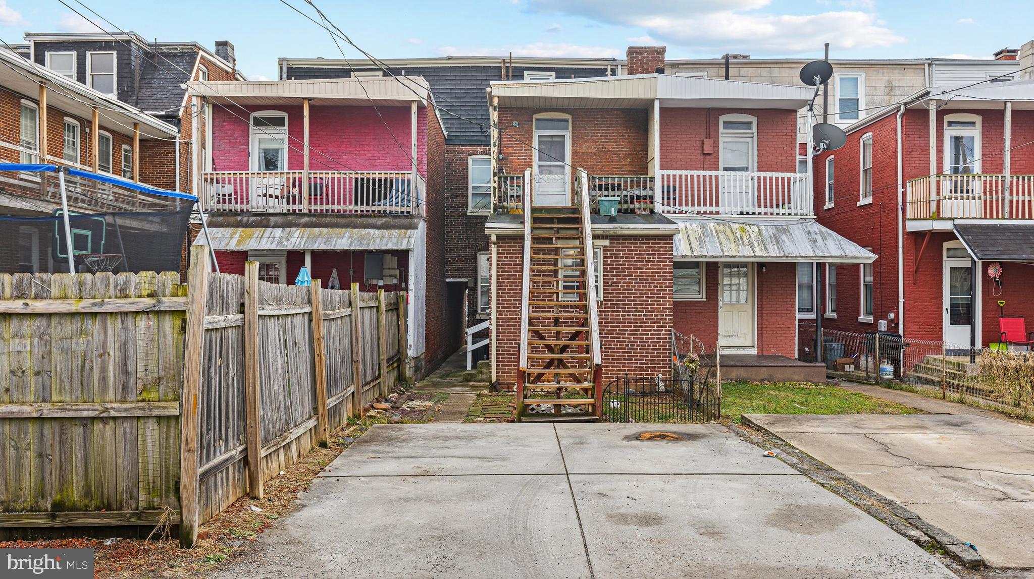 1121 W POPLAR STREET