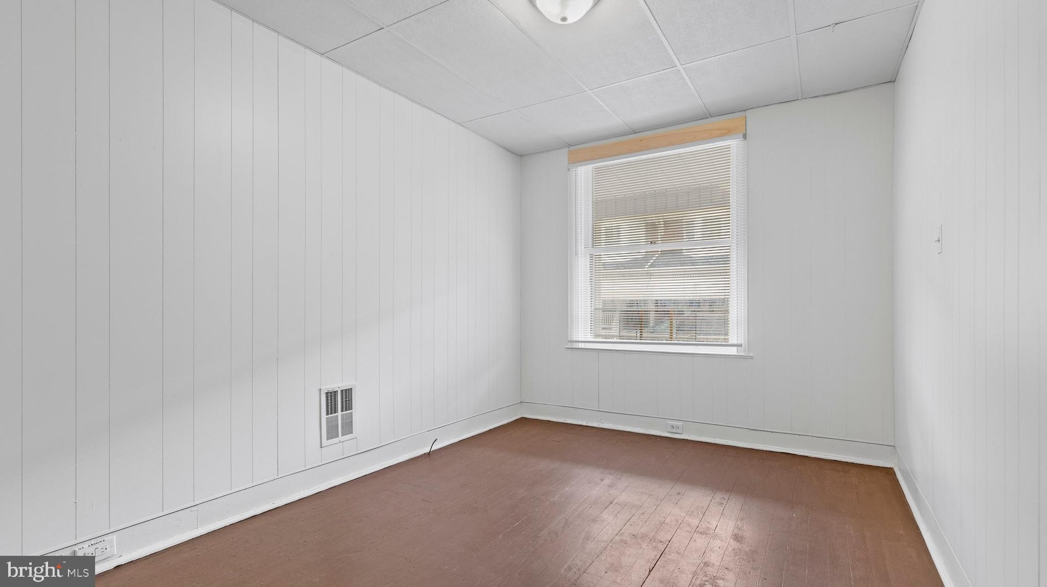 1121 W POPLAR STREET