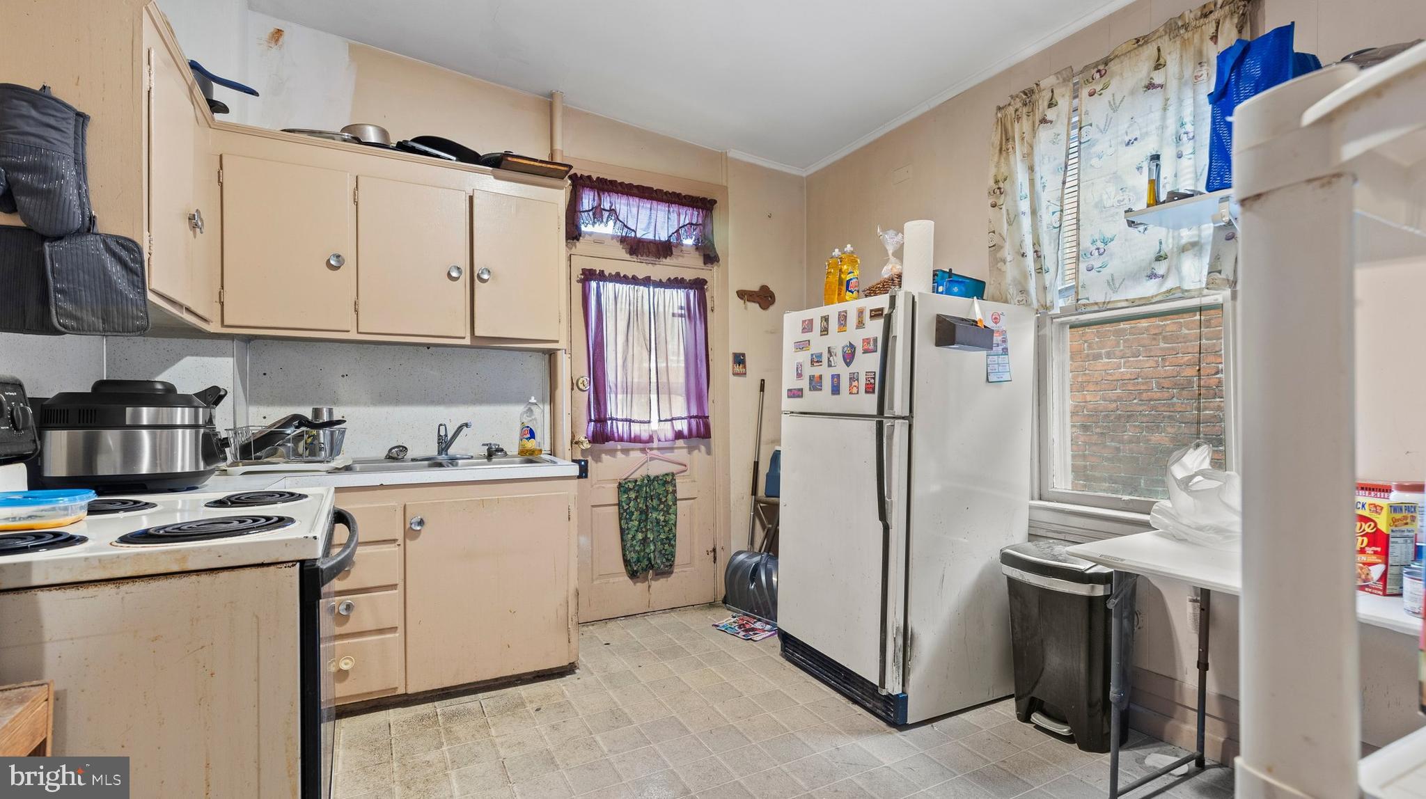 1121 W POPLAR STREET