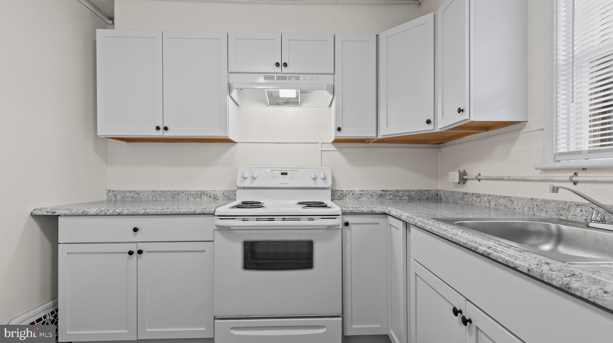 1121 W POPLAR STREET