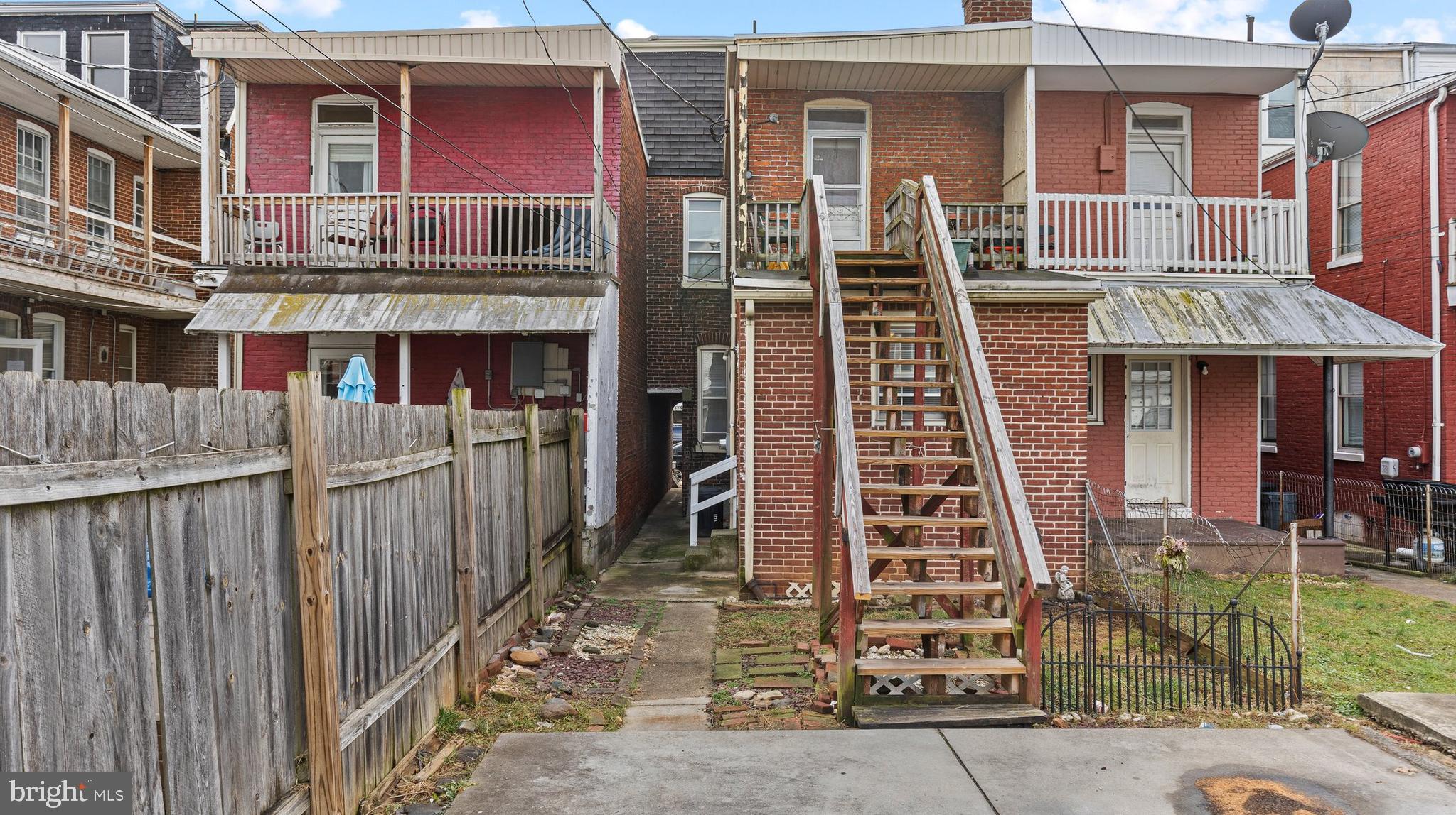 1121 W POPLAR STREET