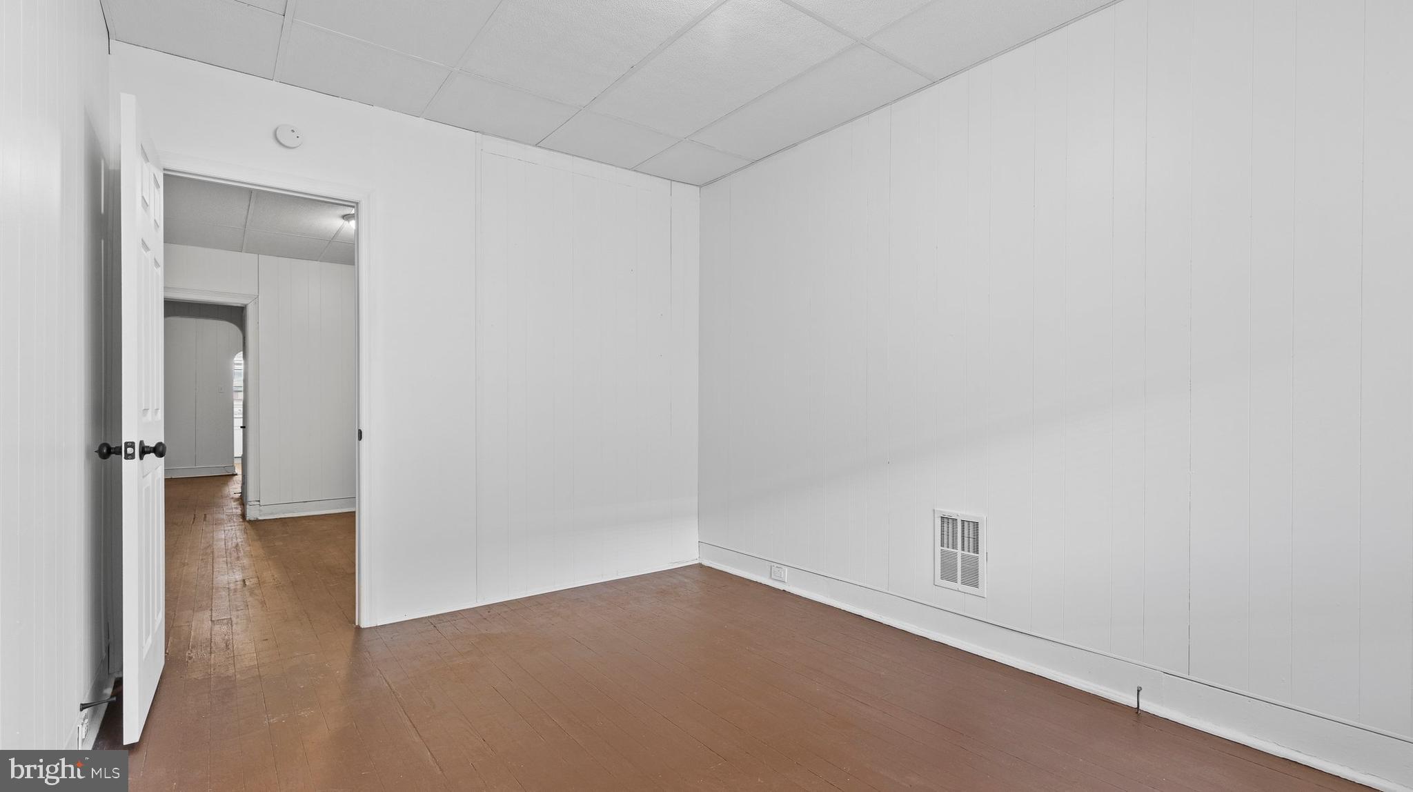 1121 W POPLAR STREET