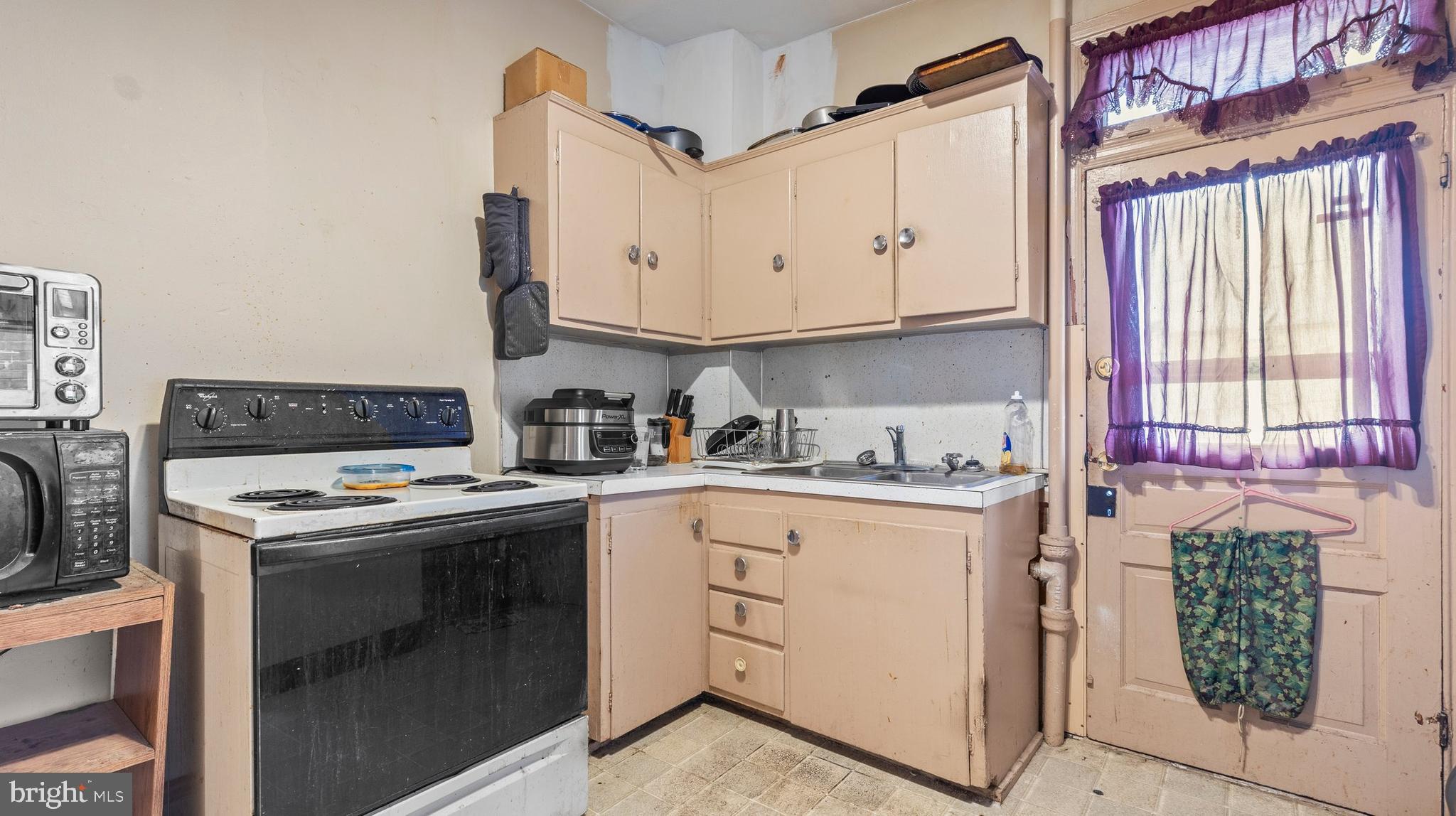 1121 W POPLAR STREET