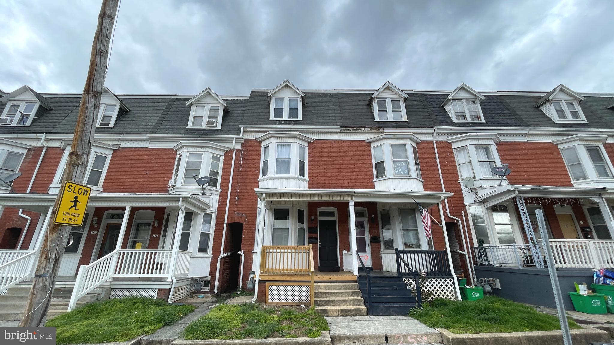 261 W COTTAGE PLACE