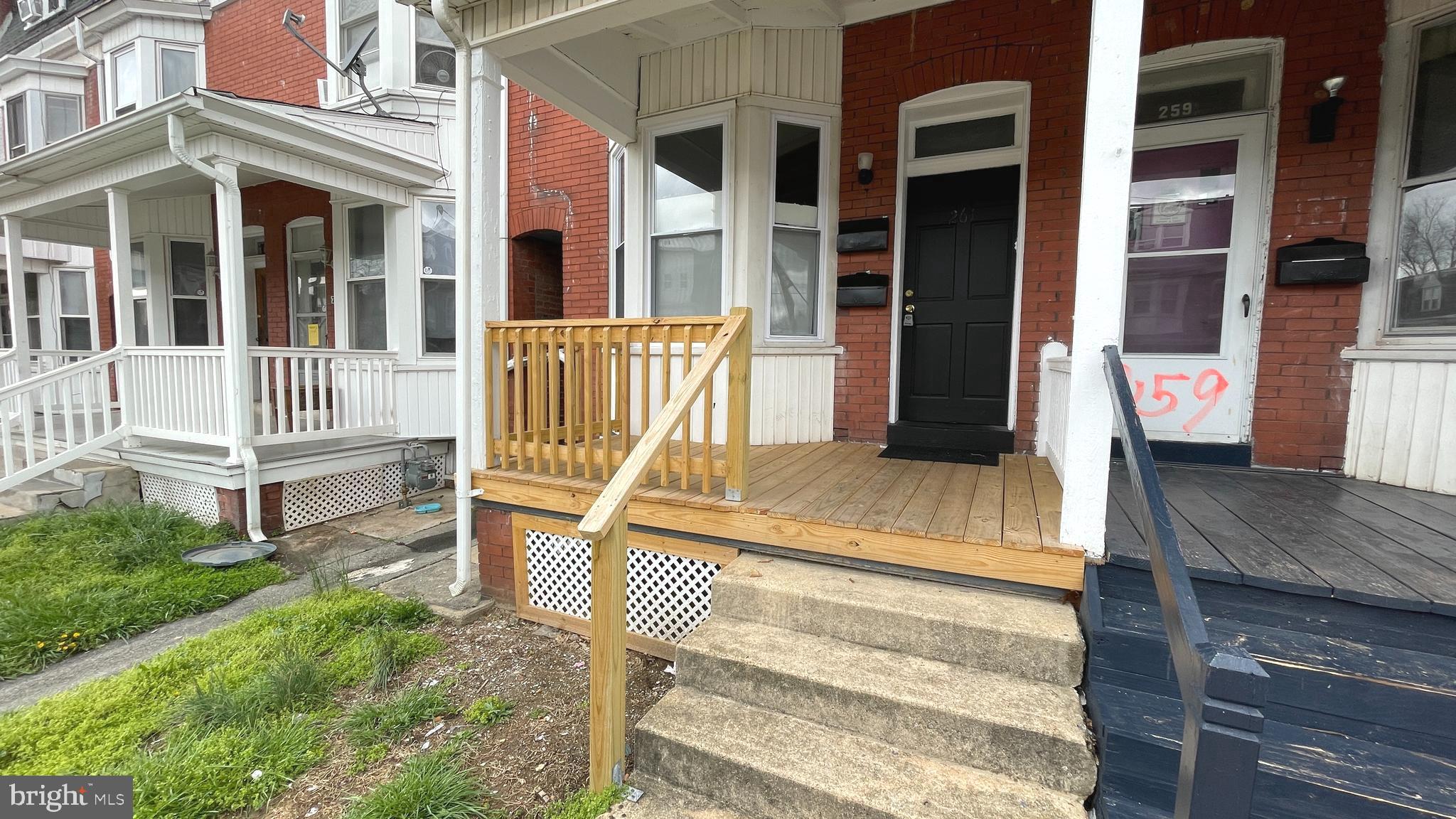 261 W COTTAGE PLACE