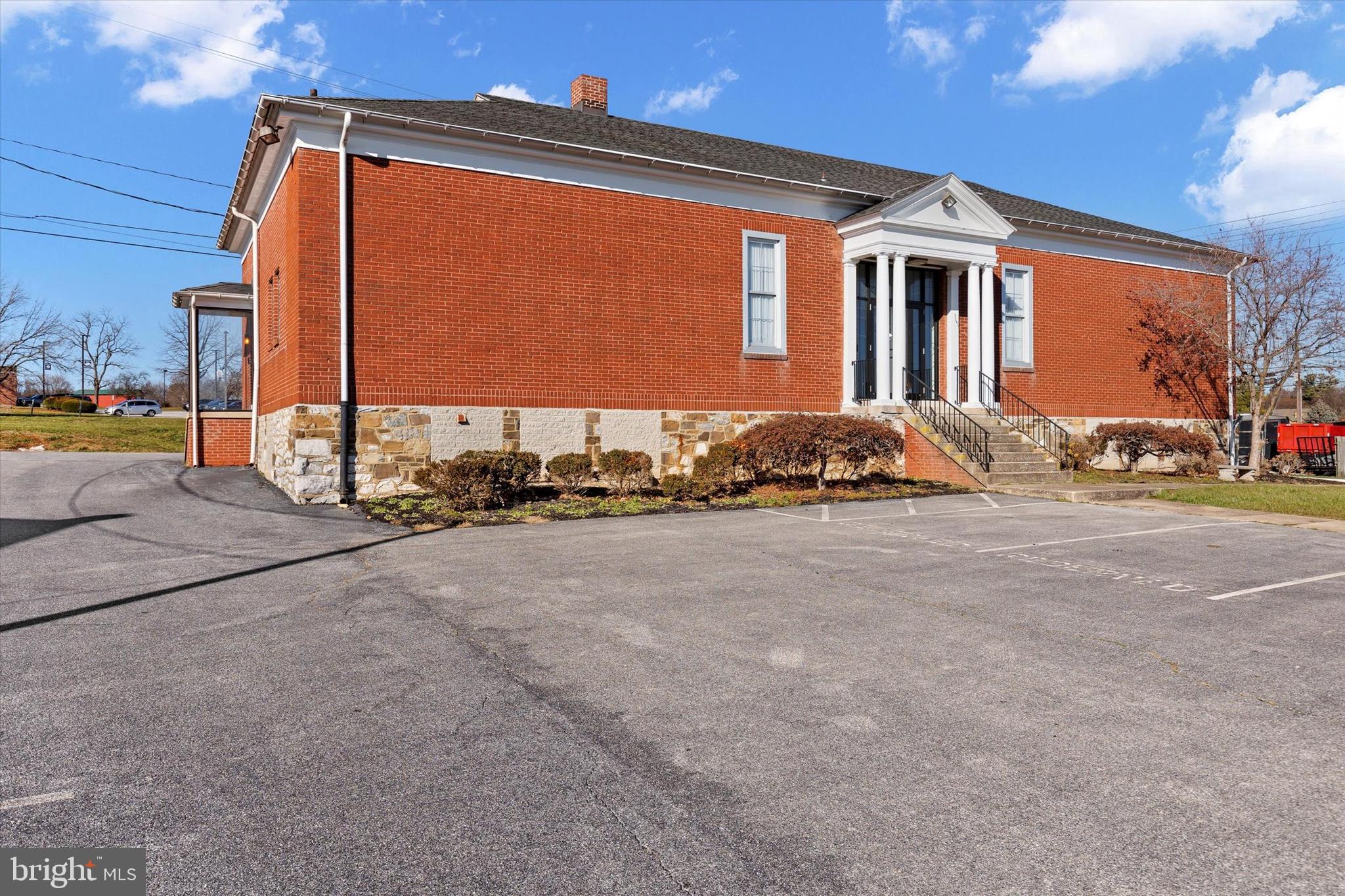 2605 W MARKET STREET