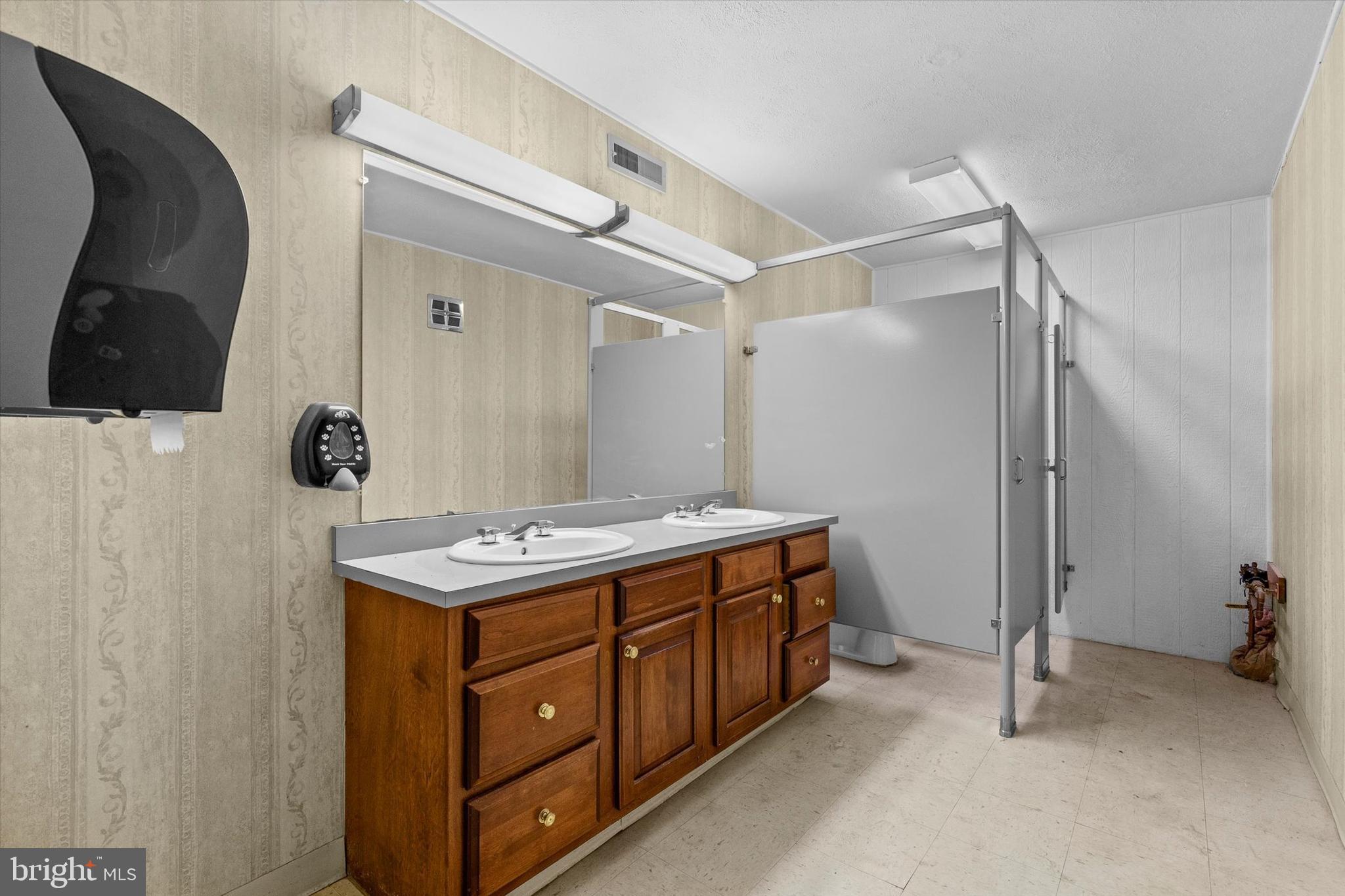 2605 W MARKET STREET