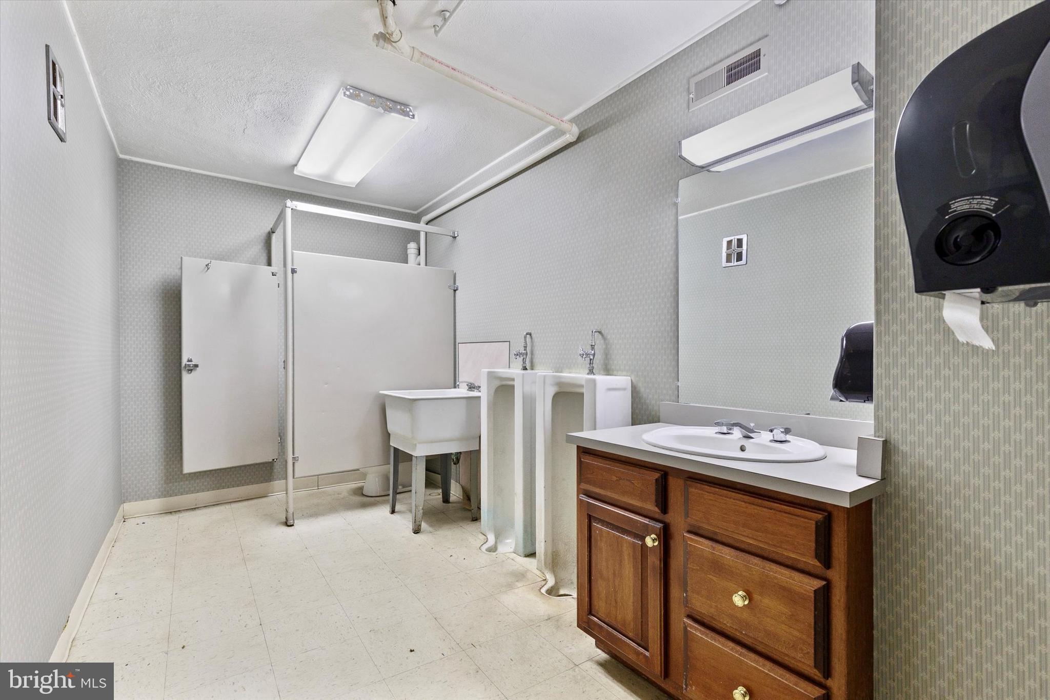 2605 W MARKET STREET