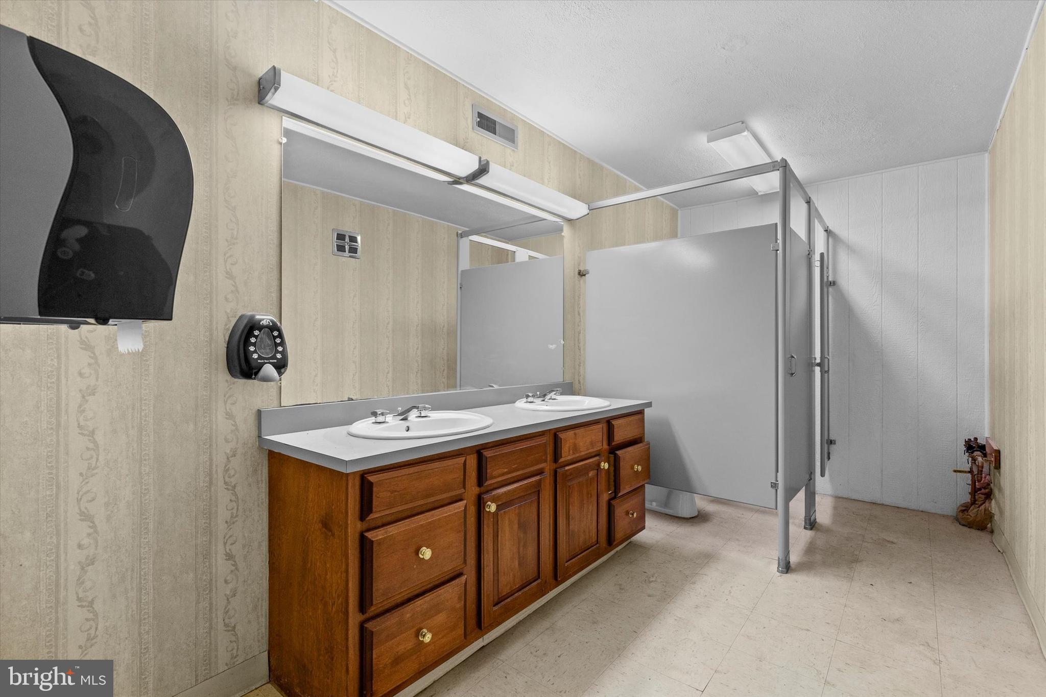 2605 W MARKET STREET