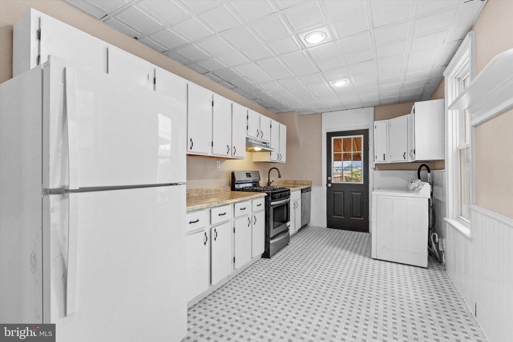 826 W POPLAR STREET