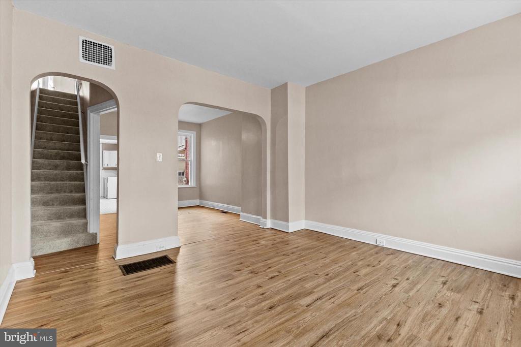 826 W POPLAR STREET