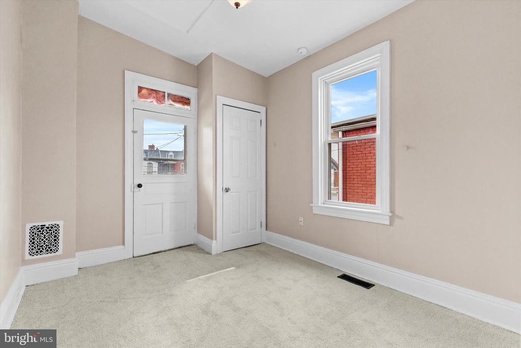 826 W POPLAR STREET