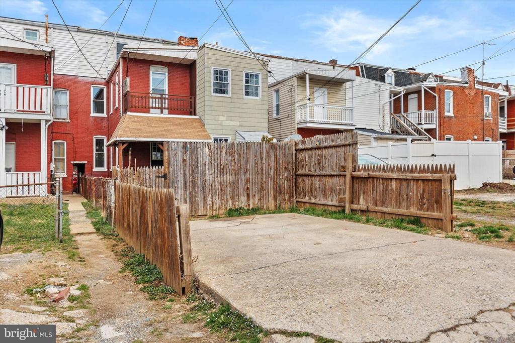 826 W POPLAR STREET