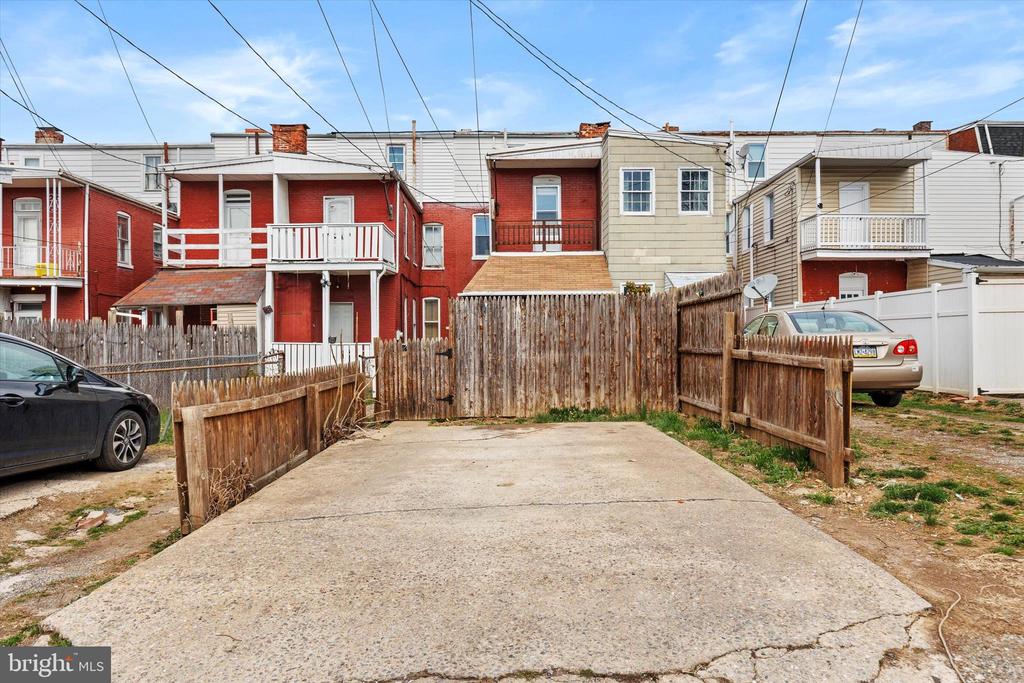 826 W POPLAR STREET