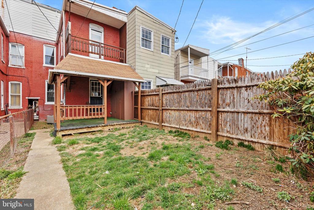 826 W POPLAR STREET