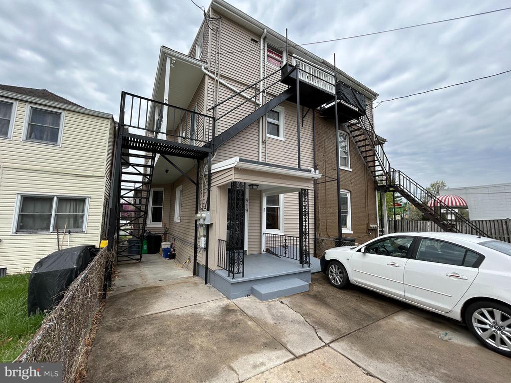 919 S QUEEN STREET