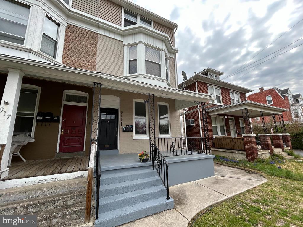 919 S QUEEN STREET