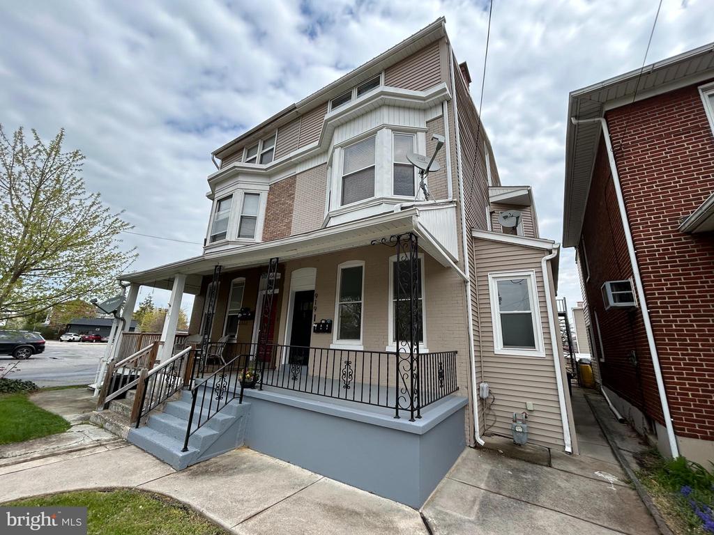 919 S QUEEN STREET