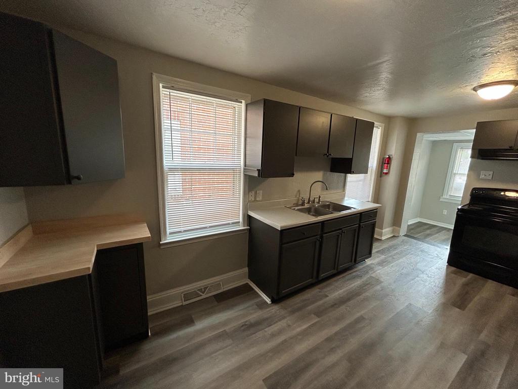 1110 W POPLAR STREET