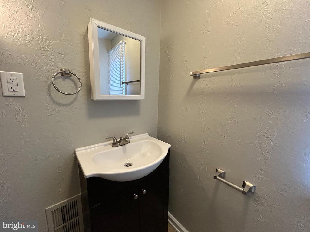 1110 W POPLAR STREET