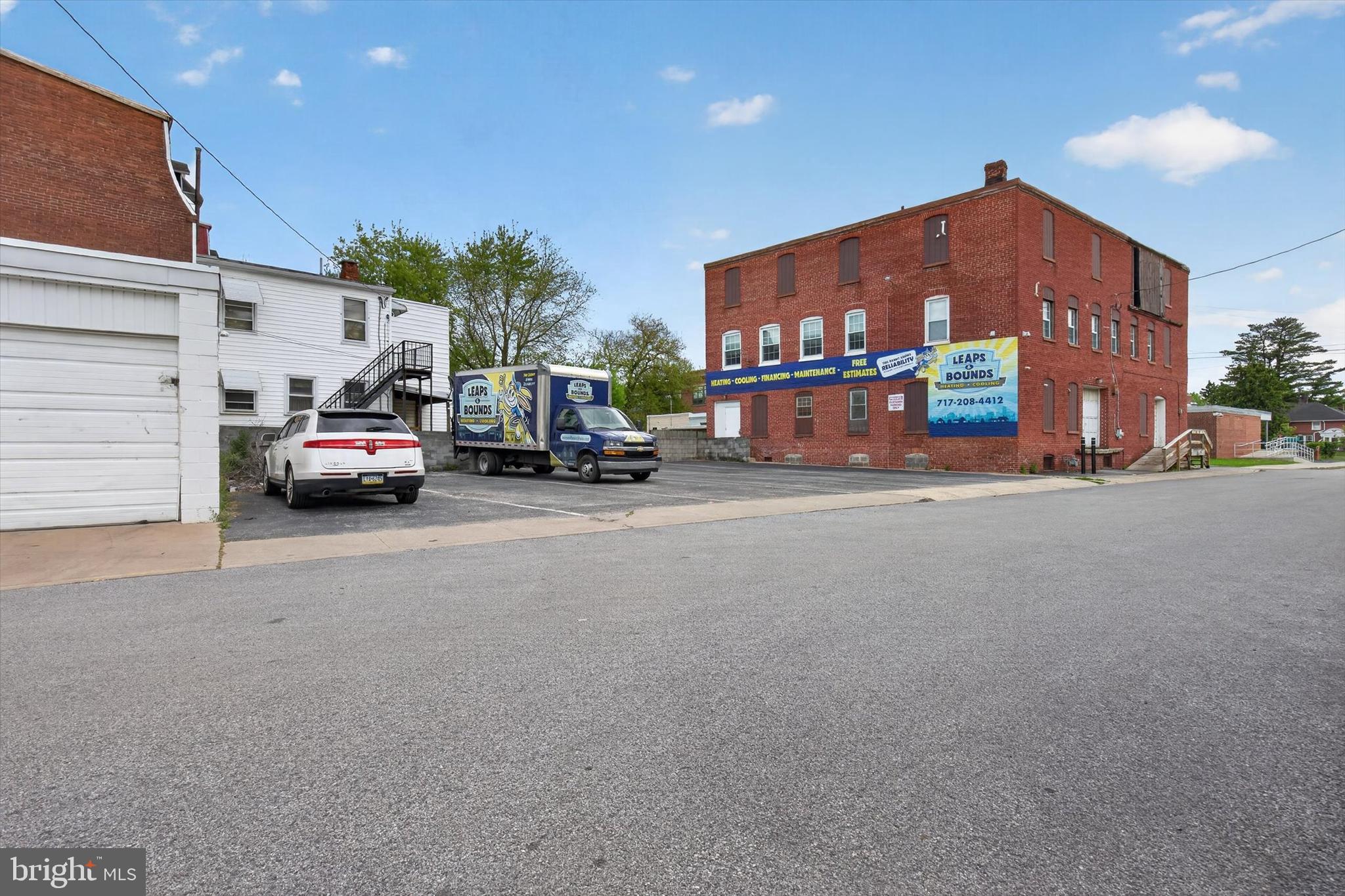 711 MCKENZIE ST & 156 E COTTAGE PL