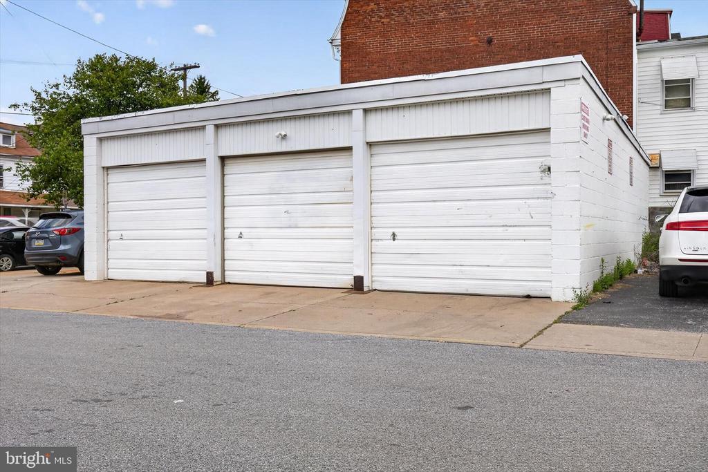 711 MCKENZIE ST & 156 E COTTAGE PL