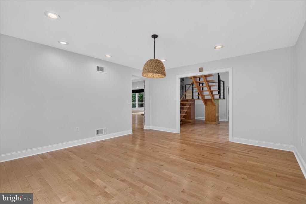 790 GLENWOOD DRIVE