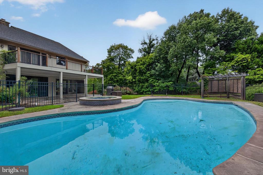 790 GLENWOOD DRIVE