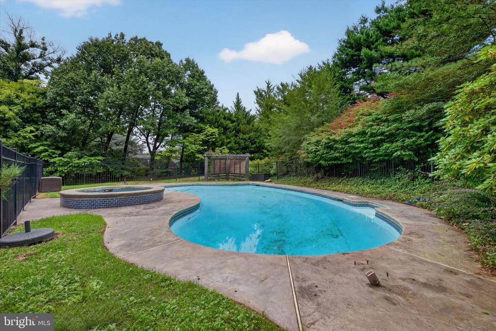 790 GLENWOOD DRIVE