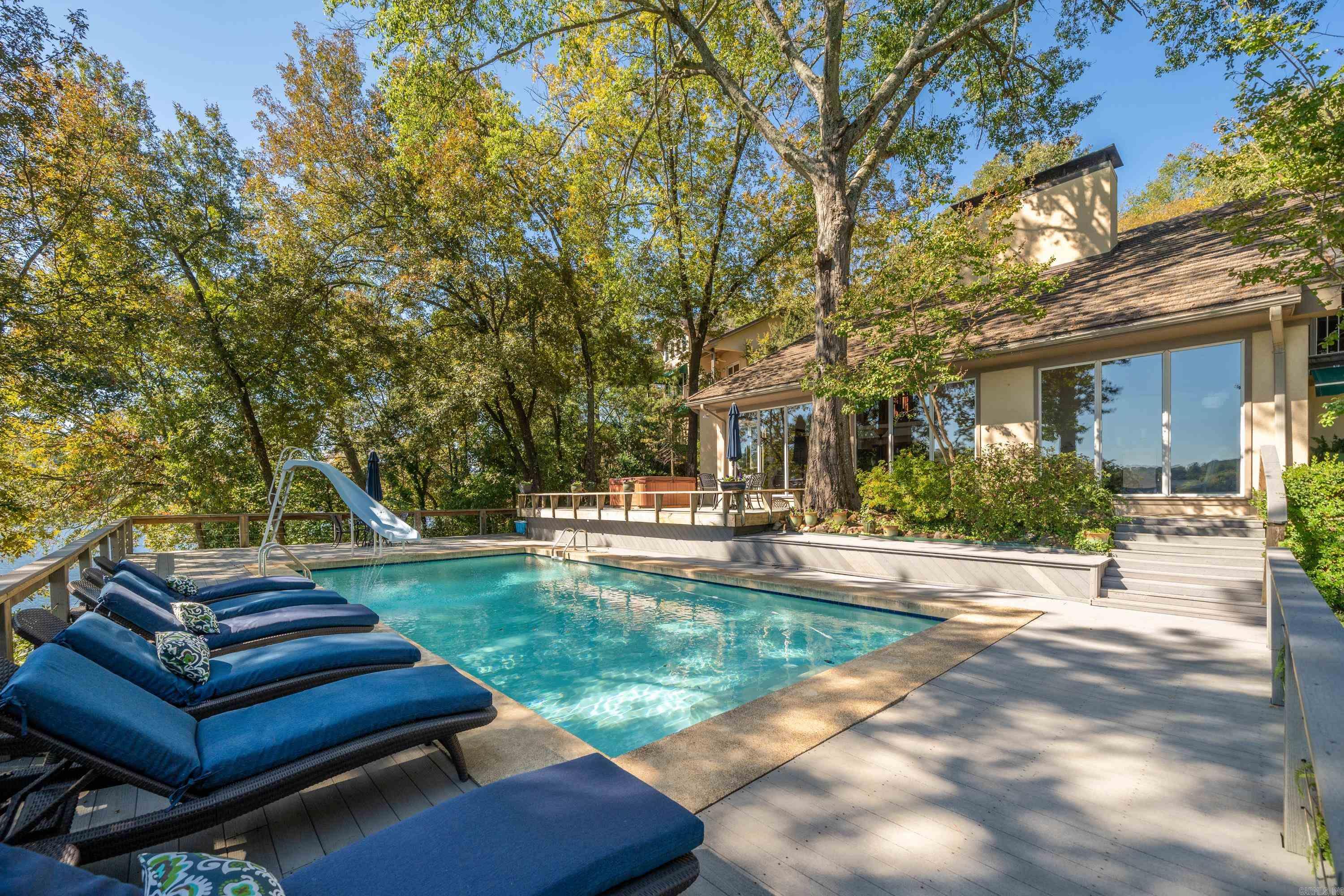 412 Long Island Dr