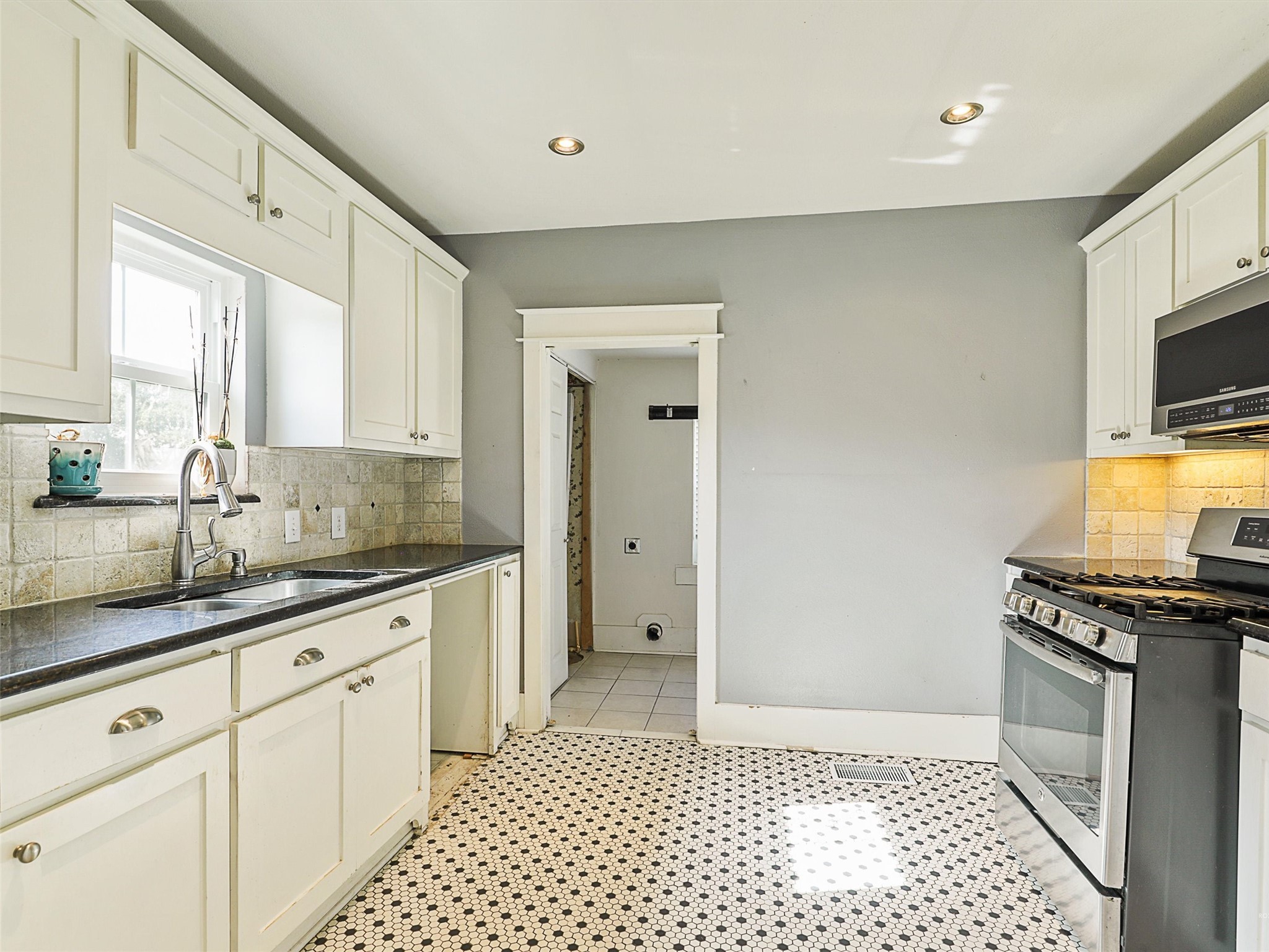 607 W Walnut Street