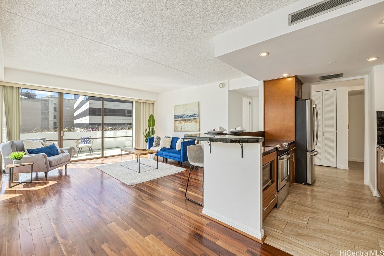 700 Richards Street Unit: 706
