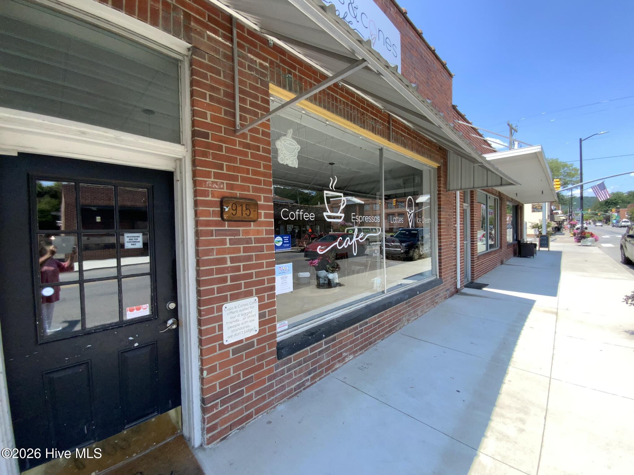915 Main Street