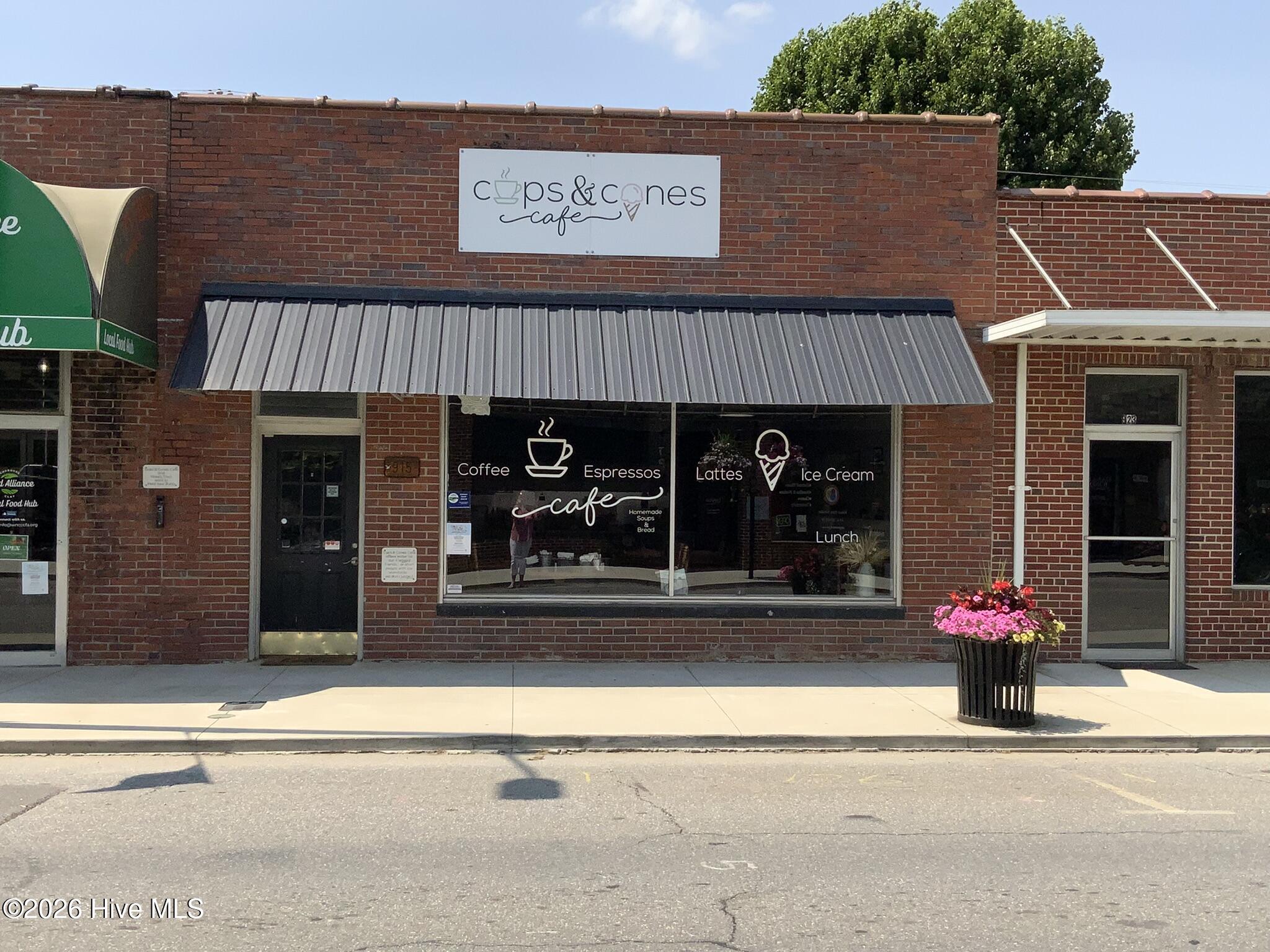 915 Main Street