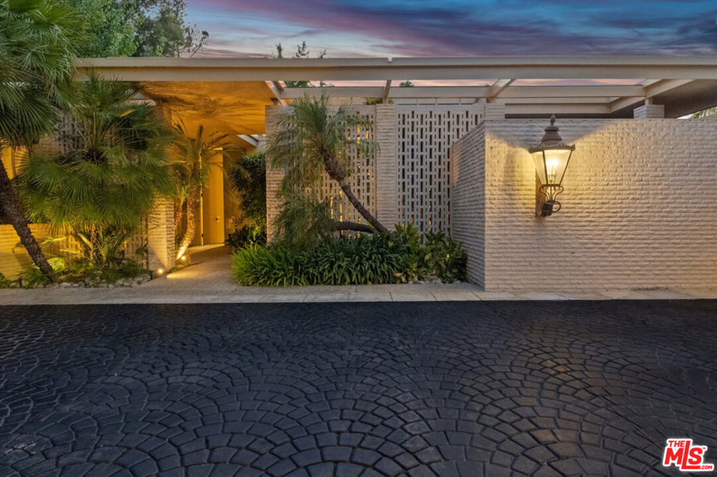 828 Flintridge Avenue