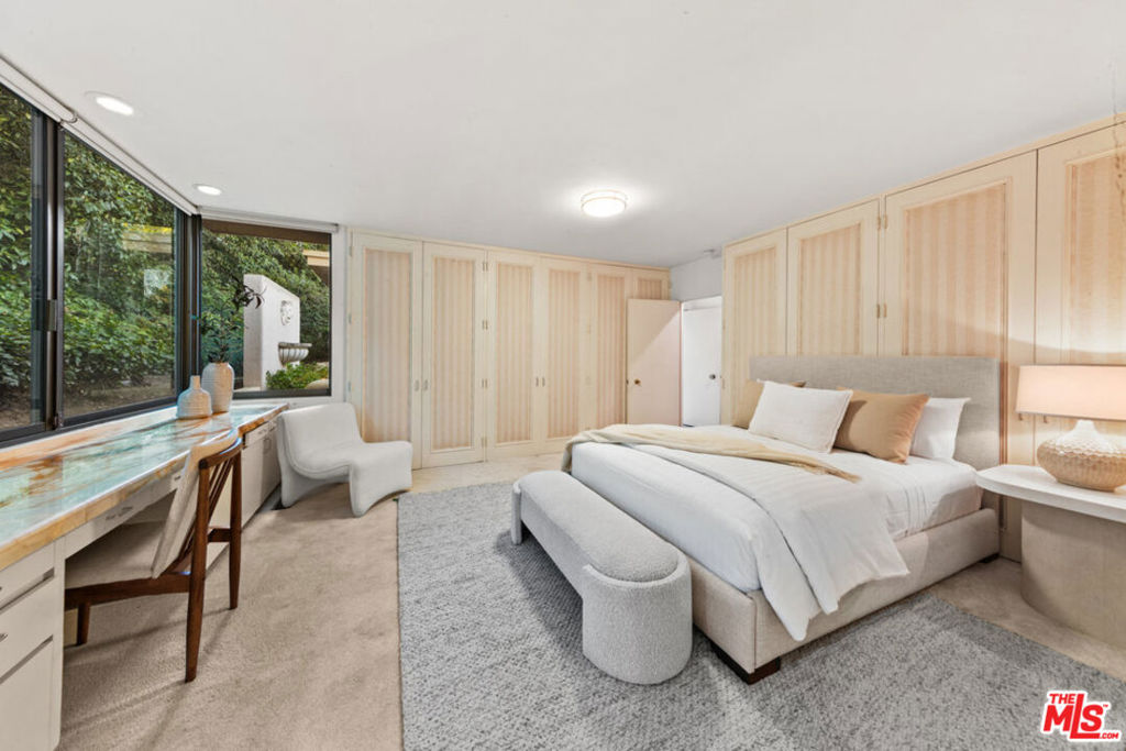 828 Flintridge Avenue