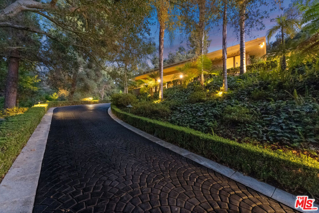 828 Flintridge Avenue