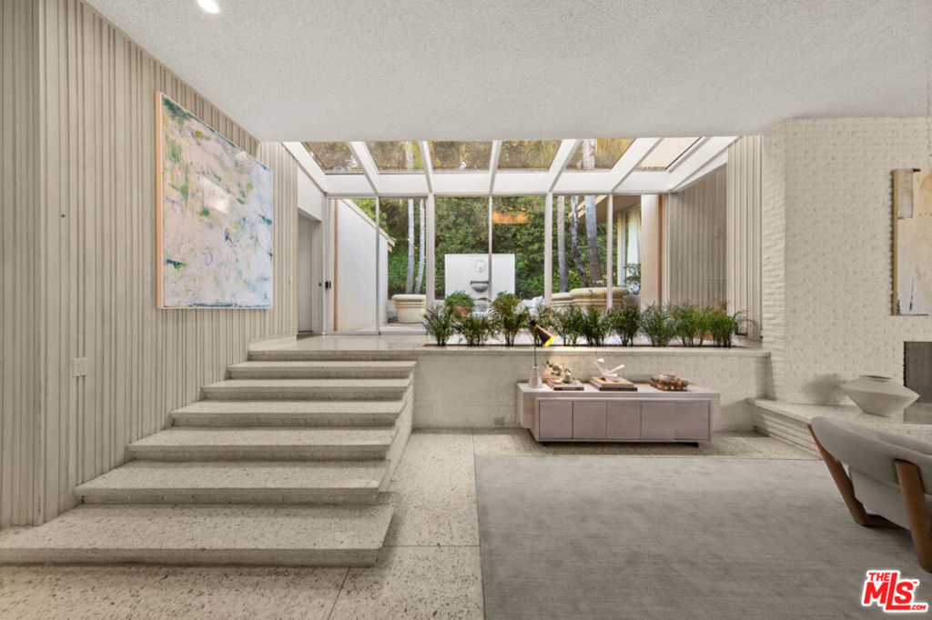 828 Flintridge Avenue