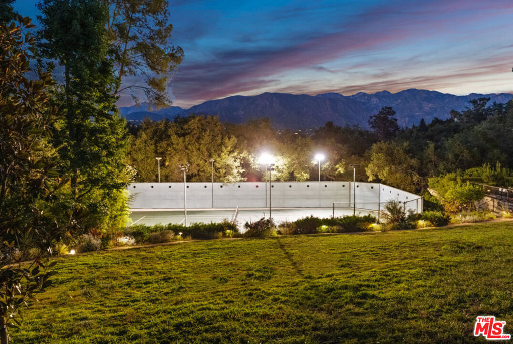 828 Flintridge Avenue