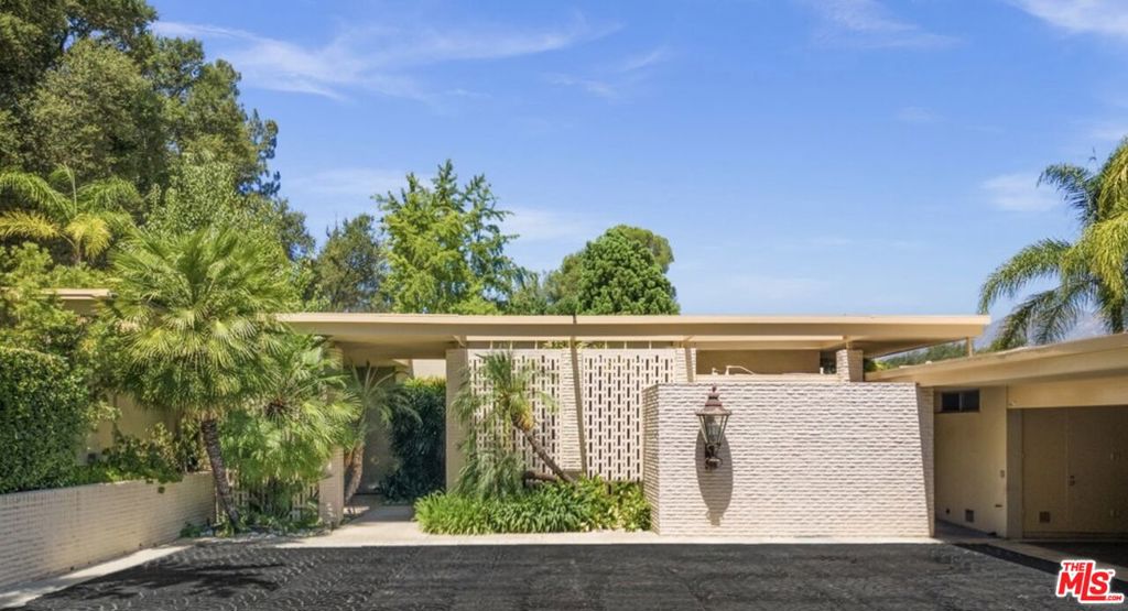 828 Flintridge Avenue