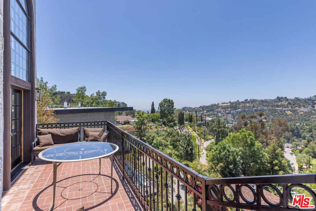 2651 La Cuesta Drive
