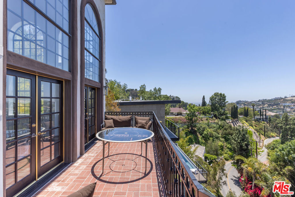 2651 La Cuesta Drive