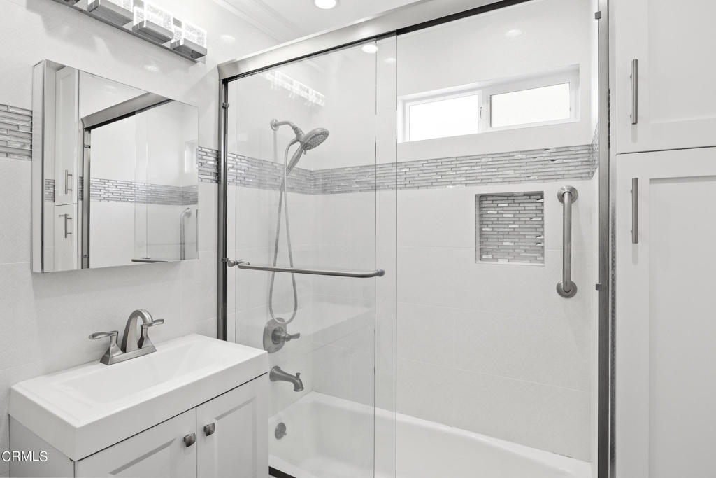 1131 Thompson Avenue Unit: 1